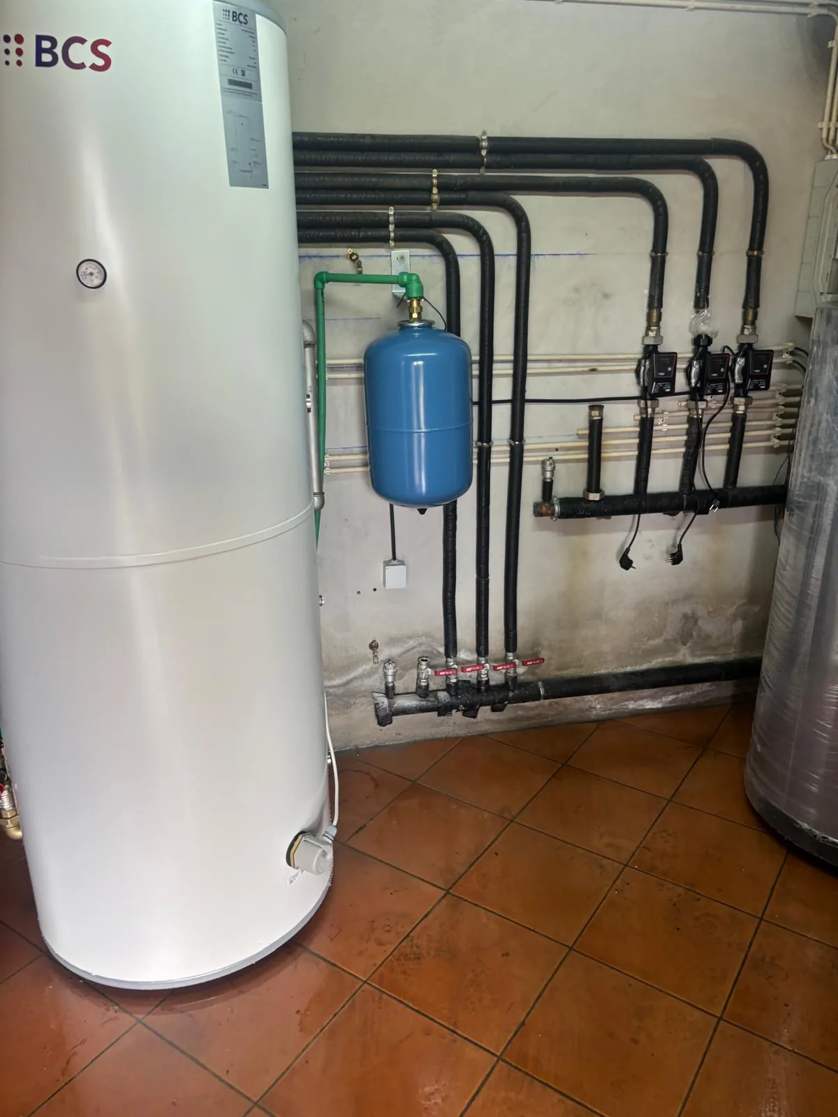 Sistema de água quente com depósito e ligações hidráulicas
