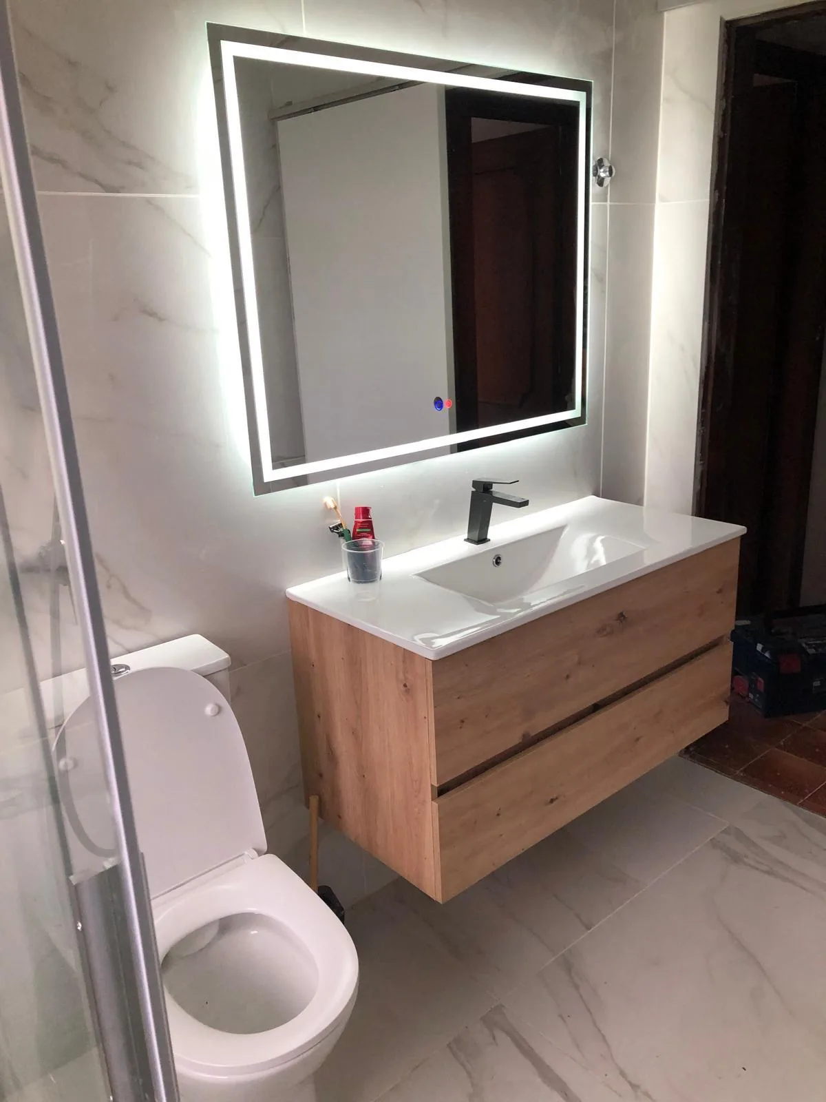 Casa de banho com lavatório, móvel e espelho