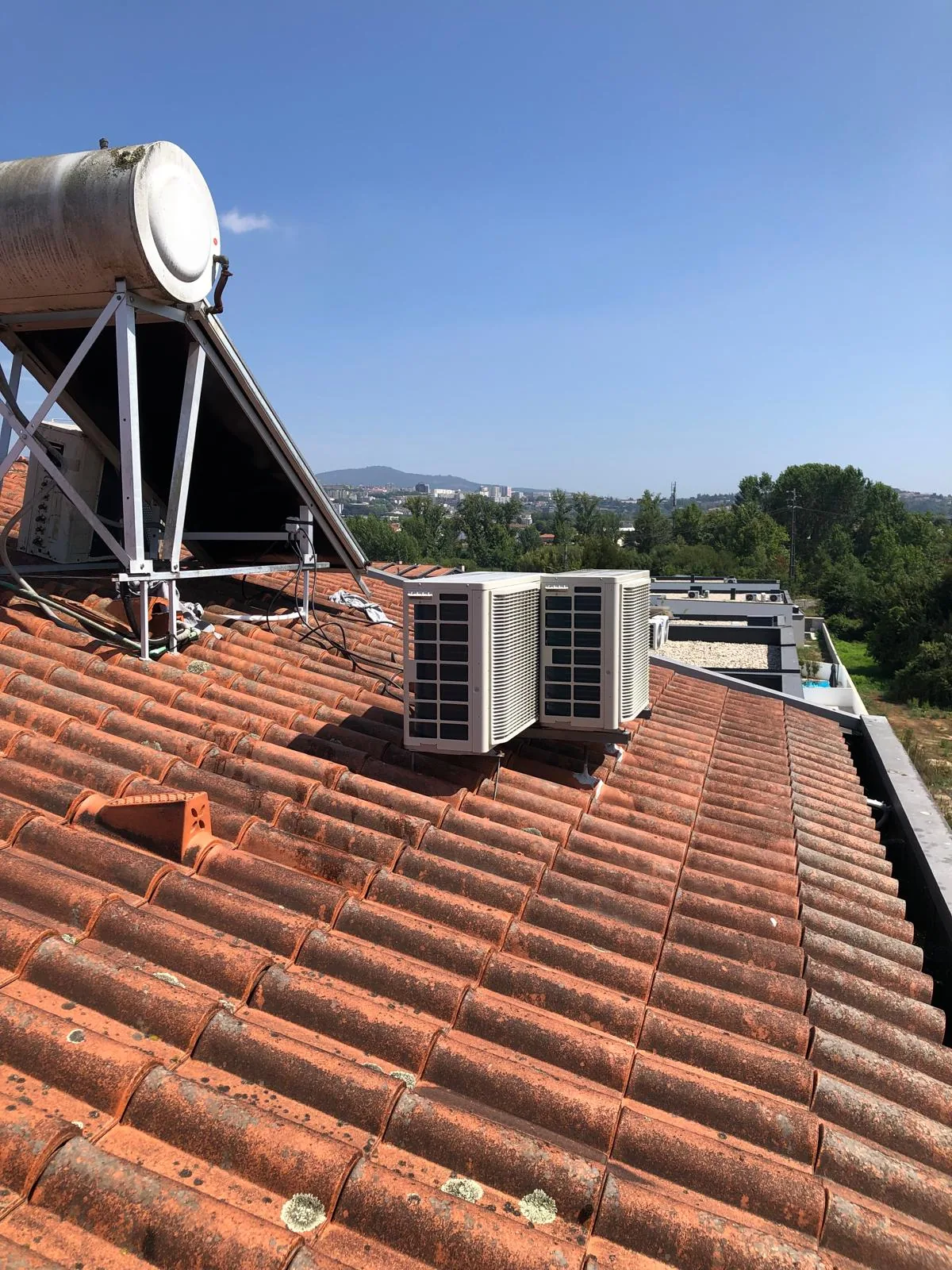 Equipamentos de água quente e climatização numa cobertura