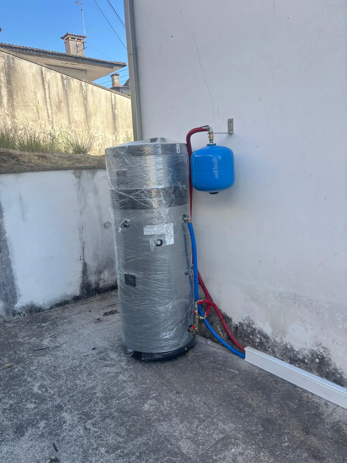 Depósito de água quente e ligações instalados no exterior